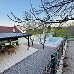 بيت للعطل Almond Buna Poolhouse *