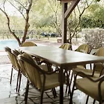 Almond Buna Poolhouse موستار