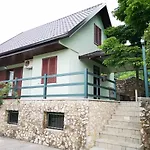 Almond Buna Poolhouse