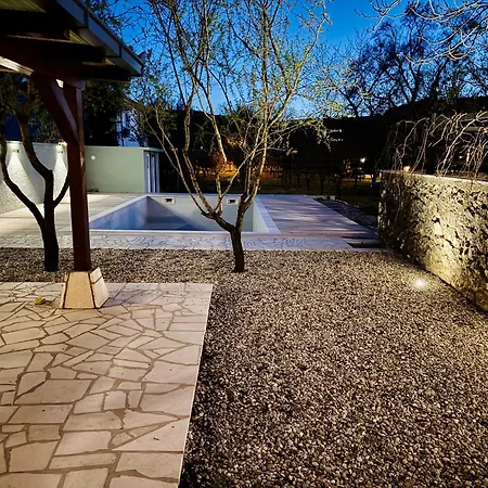 Vakantiehuis Almond Buna Poolhouse