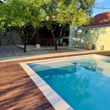 Almond Buna Poolhouse