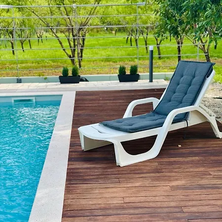 Almond Buna Poolhouse بيت للعطل