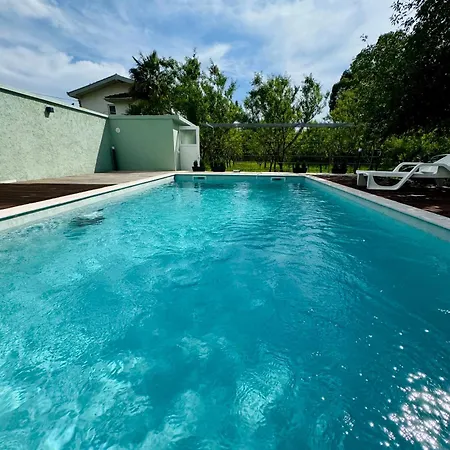 Almond Buna Poolhouse بيت للعطل *