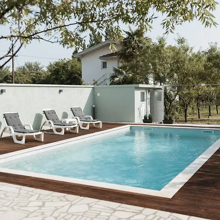 Vakantiehuis Almond Buna Poolhouse *