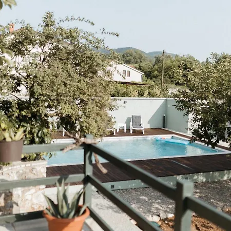 Almond Buna Poolhouse بيت للعطل موستار