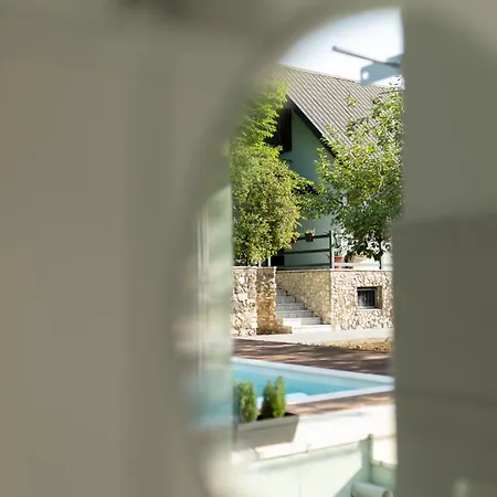 Almond Buna Poolhouse モスタル