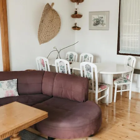 Almond Buna Poolhouse モスタル