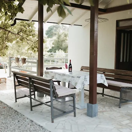 Vakantiehuis Almond Buna Poolhouse
