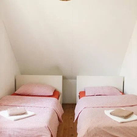 Almond Buna Poolhouse *