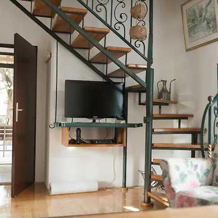 Almond Buna Poolhouse モスタル