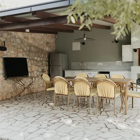 Almond Buna Poolhouse بيت للعطل موستار