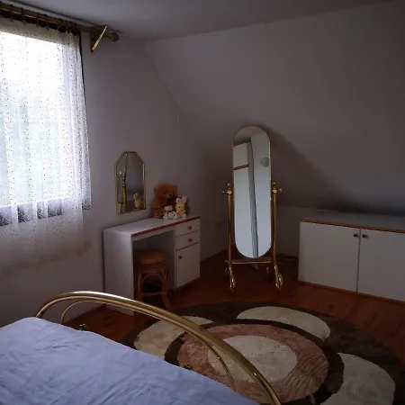 Almond Buna Poolhouse モスタル