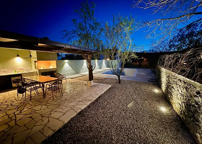 Almond Buna Poolhouse Vakantiehuis *