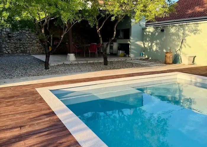 Almond Buna Poolhouse