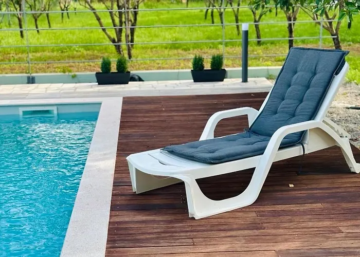 Almond Buna Poolhouse Vakantiehuis