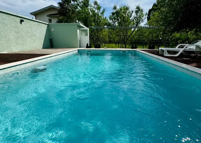 Almond Buna Poolhouse Vakantiehuis *