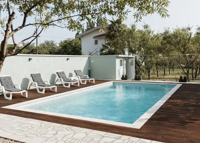 Vakantiehuis Almond Buna Poolhouse *