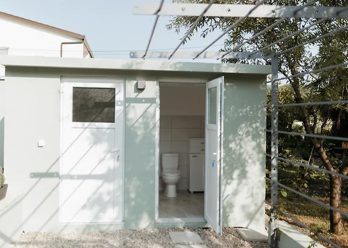 Almond Buna Poolhouse