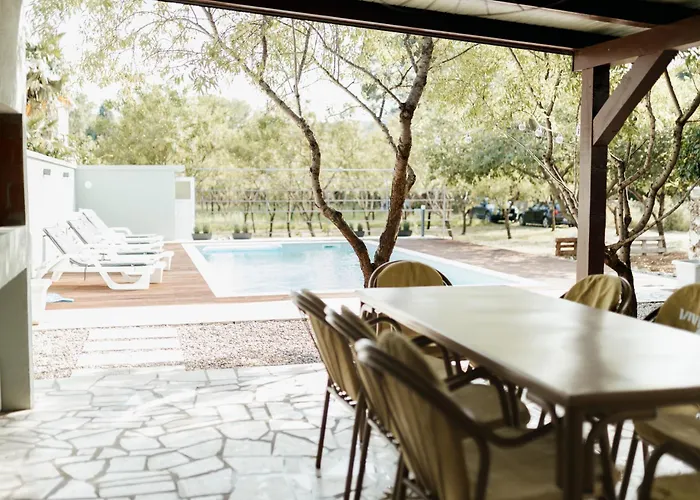 Almond Buna Poolhouse Vakantiehuis