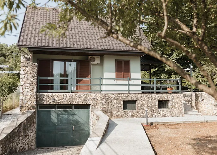 Almond Buna Poolhouse Vakantiehuis