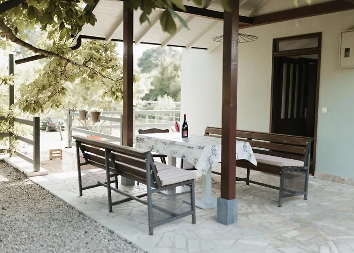 Vakantiehuis Almond Buna Poolhouse