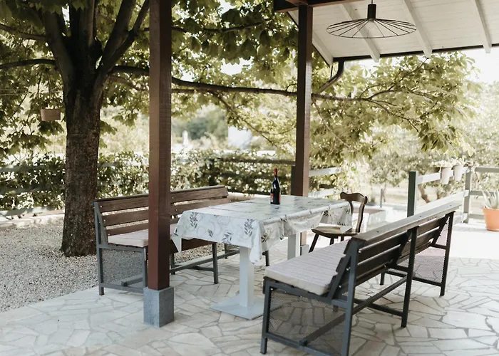 Almond Buna Poolhouse