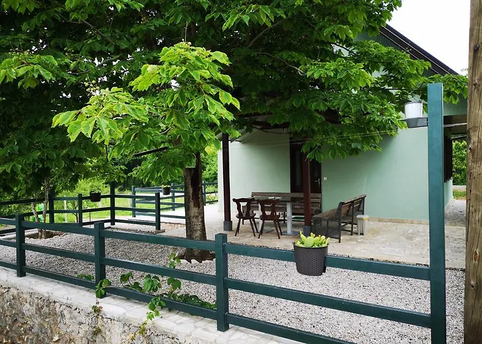 Almond Buna Poolhouse Vakantiehuis *