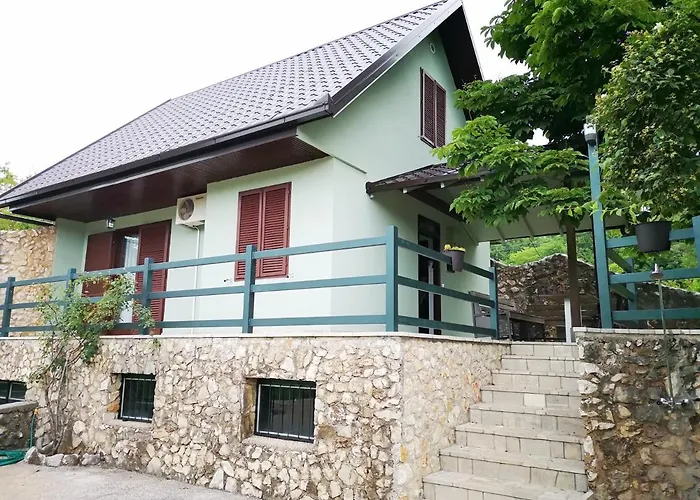 Almond Buna Poolhouse